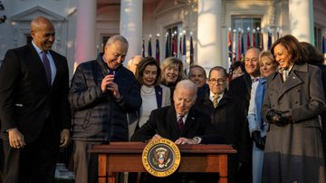 Joe Biden assinando a nova lei, na Casa Branca - Getty Images
