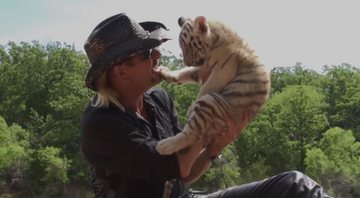 Joe Exotic brincando com um filhote de tigre - Divulgação/Youtube/Netflix