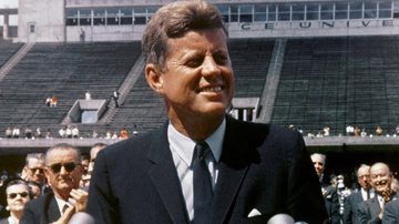 John Fitzgerald Kennedy durante discurso - Domínio Público
