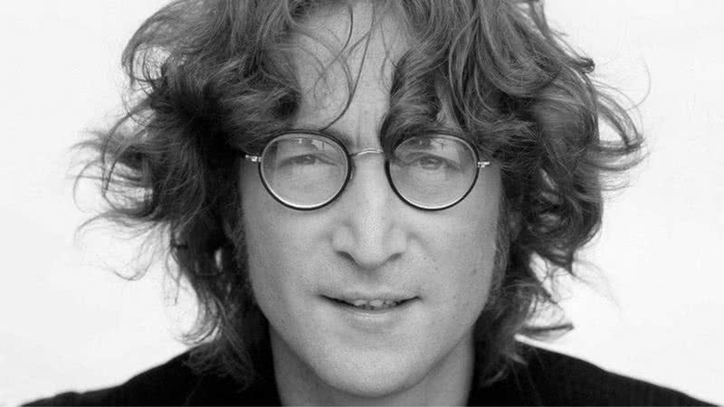 Fotografia em plano retrato de John Lennon - Wikimedia Commons
