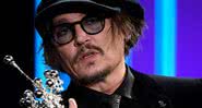 O ator Johnny Depp recebendo o prêmio honorário Donostia no Festival de Cinema de San Sebastian - Getty Images