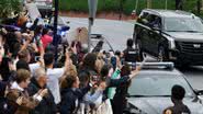 Johnny Depp cumprimenta fãs aglomerados na porta do tribunal do Condado de Fairfax, nos EUA - Getty Images