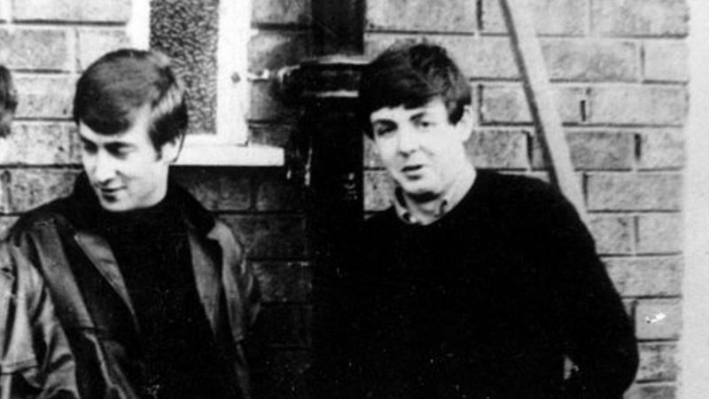 John Lennon e Paul McCartney em 1960 - Getty Images