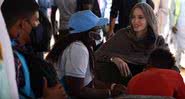 A atriz Angelina Jolie em visita ao campo de refugiados de Goudebou - Divulgação/YouTube/AFP