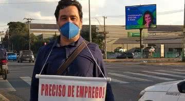Eduardo Durães Júnior pedindo emprego nos semáforos de BH - Divulgação/LinkedIn/Eduardo Durães Júnior