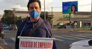 Eduardo Durães Júnior pedindo emprego nos semáforos de BH - Divulgação/LinkedIn/Eduardo Durães Júnior