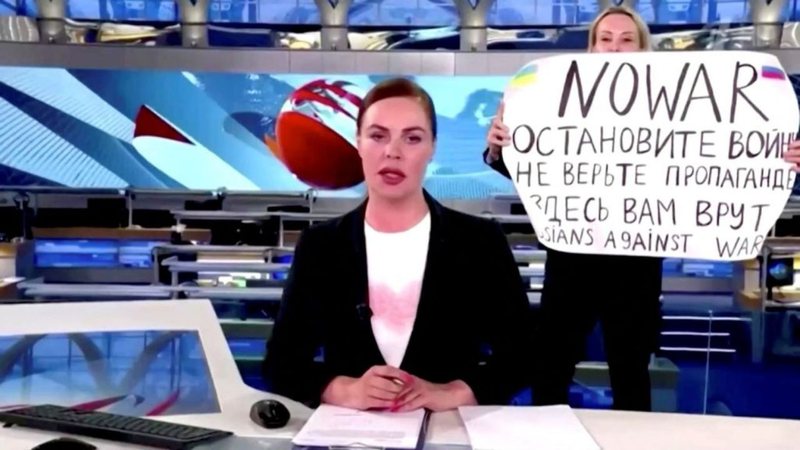 Marina Ovsyannikova em protesto na TV russa