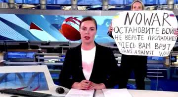 Marina Ovsyannikova em protesto na TV russa - Divulgação/Youtube/Guardian News
