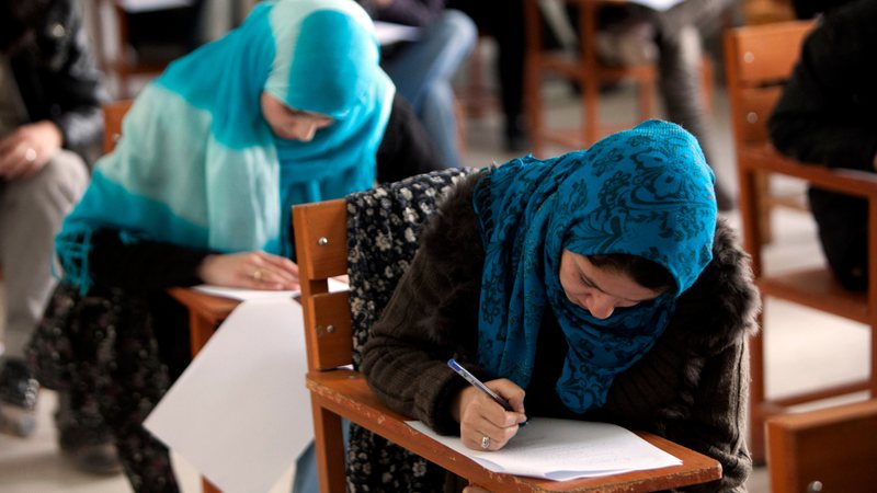 Jovens universitárias afegãs em Cabul - Getty Images