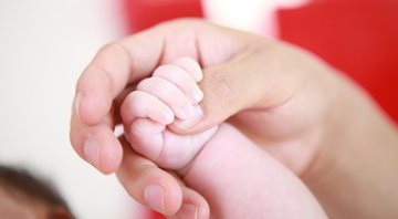 Adulto segura mão de bebê - Pixabay