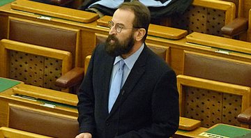 Jószef durante sessão parlamentar - Wikimedia Commons