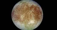 Fotografia tirada pela sonda Galileo de Europa, a lua citada - Divulgação/ NASA/ JPL/ DLR
