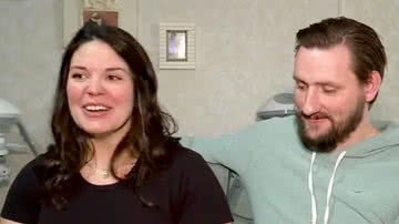 Kelsey Hatcher e seu marido durante entrevista televisiva - Divulgação/ Vídeo/ WTM 13
