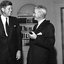 JFK em conversa com o embaixador Lincoln Gordon