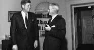 JFK em conversa com o embaixador Lincoln Gordon - JFK Library via Camilo Tavares/Nexo Filmes