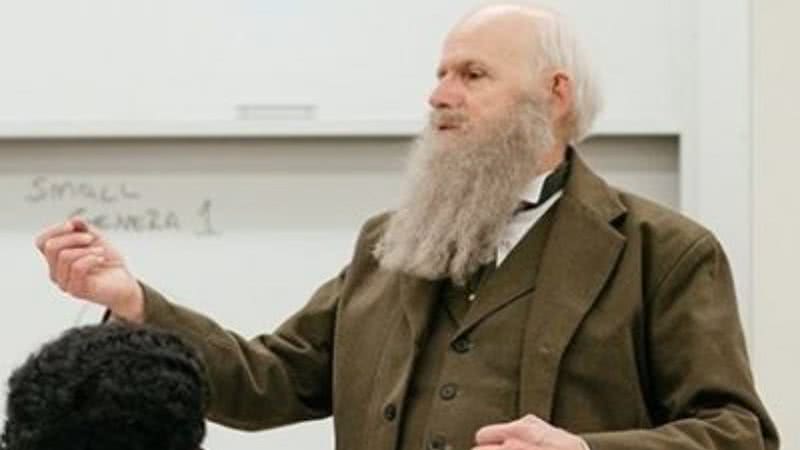 Kenneth Noll incorporando Charles Darwin durante uma aula na Universidade de Connecticut - Reprodução/UCONN University of Connecticut