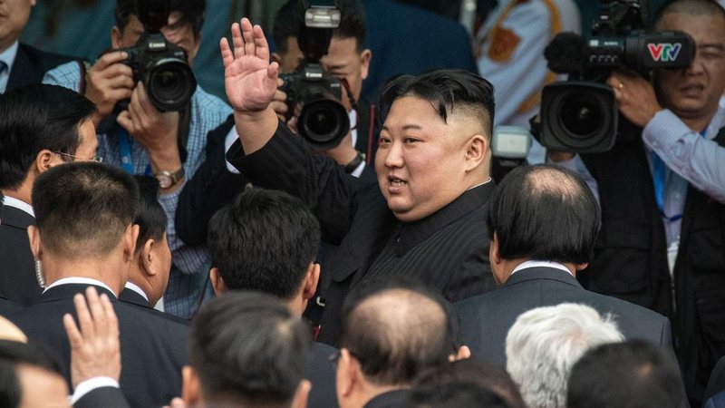 Kim saudado durante visita internacional em 2019 - Getty Images