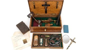 Kit de “caçador de vampiros” vendido no leilão - Divulgação/Hansons