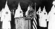 Uma reunião da KKK em Chicago, na década de 1920 - Wikimedia Commons