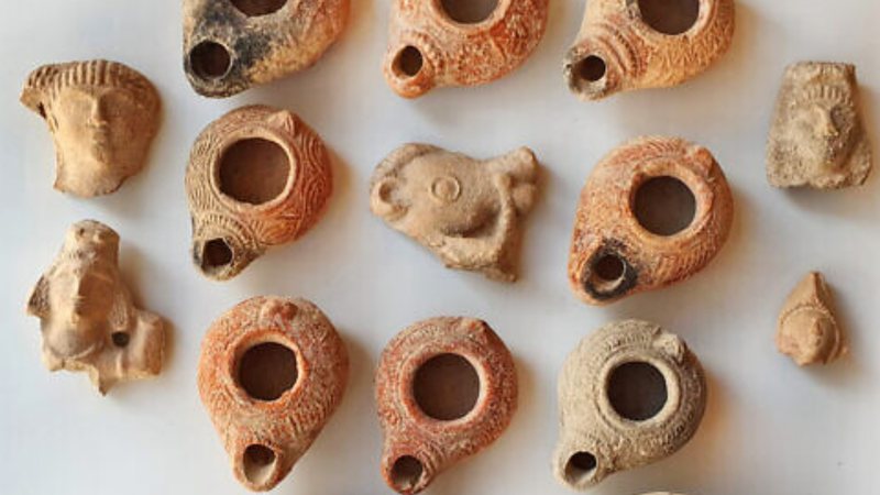 Lâmpadas encontradas em Israel - Divulgação/Autoridade de Antiguidades de Israel