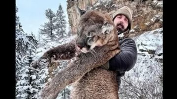 Derek Wolfe segurando o leão da montanha que caçou - Reprodução/Instagram