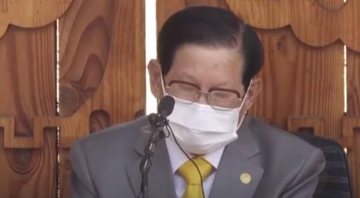 Líder da seita Lee Man-hee durante pedido público de desculpas - Divulgação - Youtube