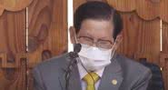 Líder da seita Lee Man-hee durante pedido público de desculpas - Divulgação - Youtube