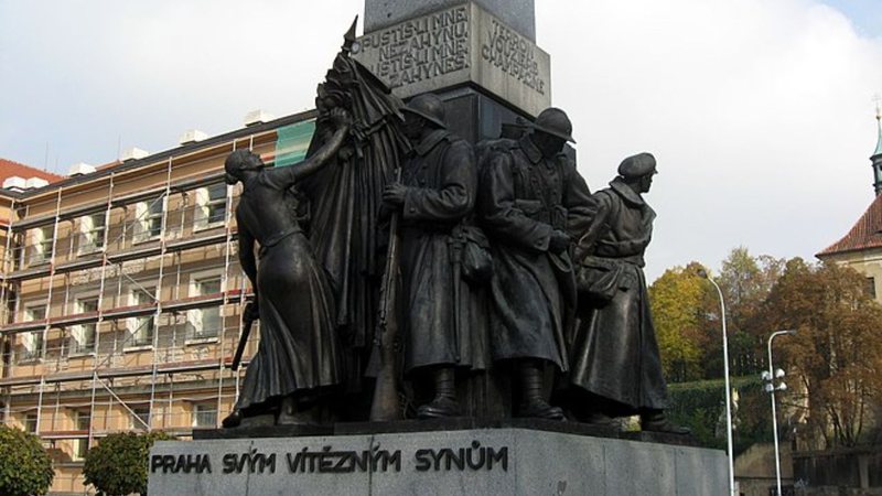 Imagem ilustra escultura que homenageia Legião Tchecoslovaca - Wikimedia Commons / Dezidor