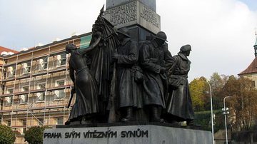 Imagem ilustra escultura que homenageia Legião Tchecoslovaca - Wikimedia Commons / Dezidor