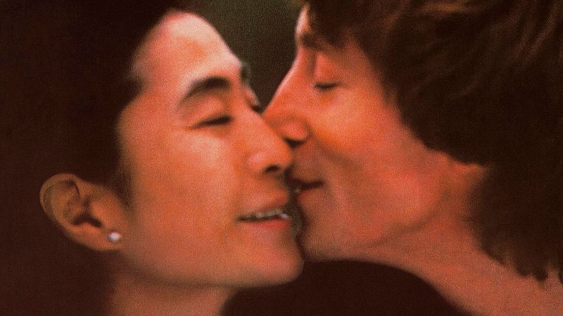Yoko e Lennon na capa do álbum "Milk and Honey" - Divulgação / Polydor