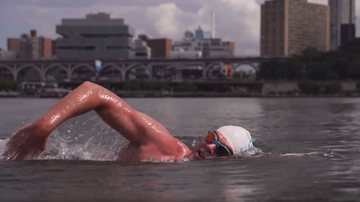 Lewis Pugh nadando no rio Hudson - Divulgação/ Vídeo/ New York Post
