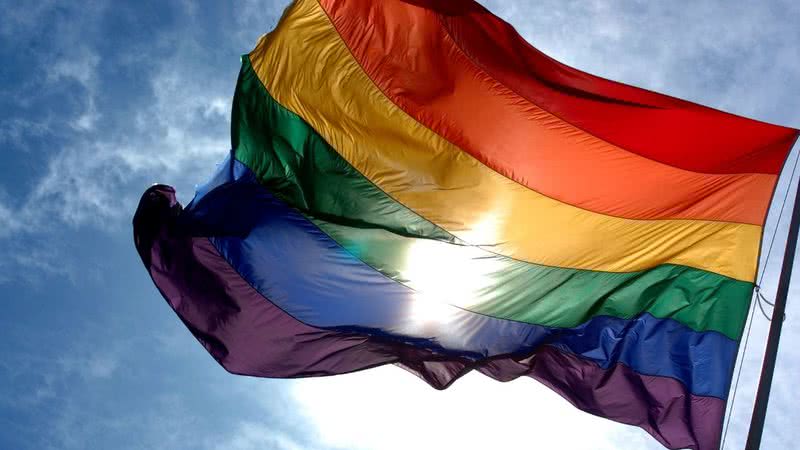 Imagem ilustrativa de bandeira LGBT - Wikimedia Commons