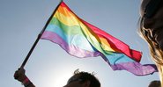 Imagem poética de bandeira LGBT sendo levantada - Getty Images