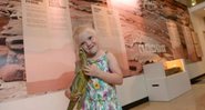 Lily com dinossauro de brinquedo no Museu - Divulgação / Museu Nacional de Cardiff