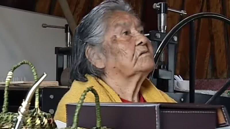 Cristina Calderon, a última falante da língua Yamana do povo Yagan, em uma entrevista - Divulgação / YouTube / 24horas.cl