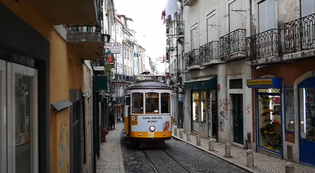 Bairro de Mouraria, em Lisboa, onde aconteceu o incêndio - Reprodução / Youtube / For 91 Days Travel Blog