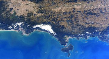 Imagem do litoral de SP vista do espaço - Divulgação/ Twitter/ Chris Cassidy