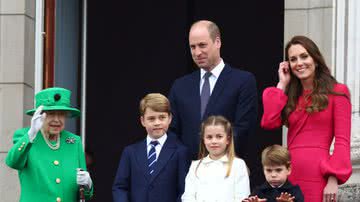Elizabeth II ao lado de familiares no Jubileu de Platina - Getty Images