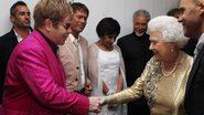 Elton John ao lado da rainha Elizabeth II - Getty Images