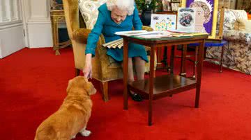 Elizabeth II com um de seus cachorros - Getty Images