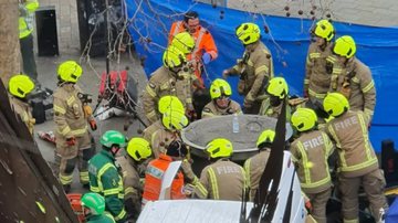 Equipe de emergência no momento da tentativa de resgate do homem, em Londres - Reprodução/Twitter/KetoCancerQueen