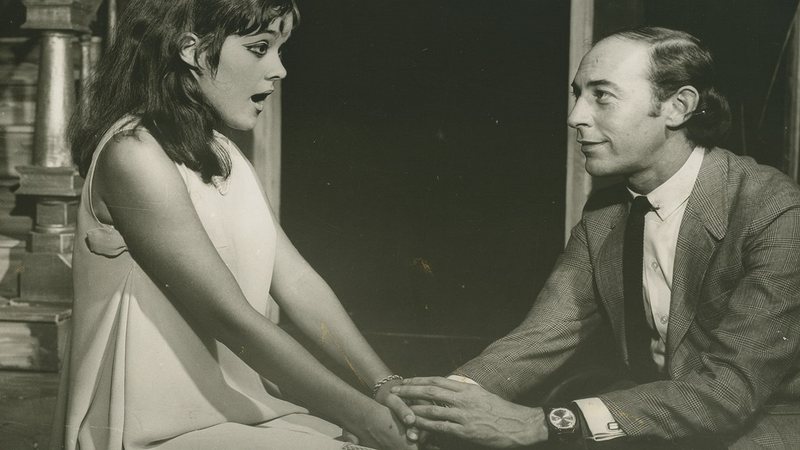 Djenane Machado e Raul Cortez na peça “Os corruptos” (1967)
