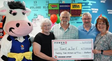 Tom Cook e Joseph Feeney posam com suas esposas segurando o prêmio - Wisconsin Lottery/Divulgação