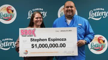Espinoza segura cheque com prêmio - Divulgação / Redes sociais / Florida Lottery