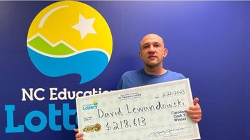 David Lewandowski com o cheque de seu prêmio - Divulgação / North Carolina Education Lottery