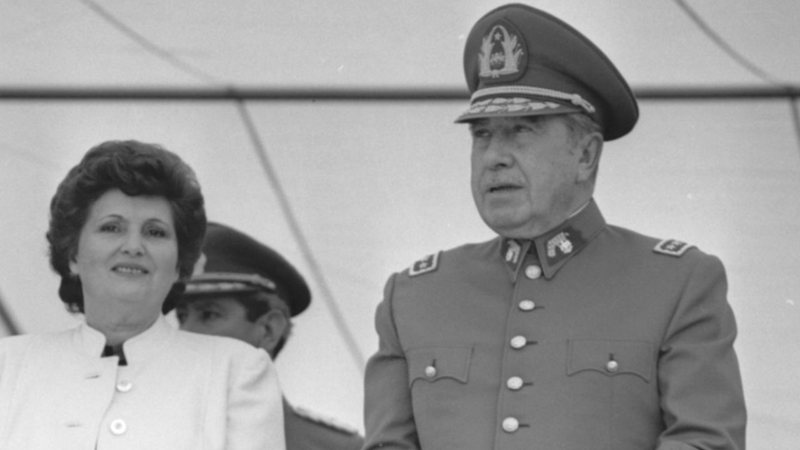 Lúcia Hiriart e Augusto Pinochet - Divulgação/Wikimedia Commons/Biblioteca del Congreso Nacional
