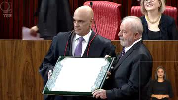 Lula segurando o diploma de presidente eleito - Reprodução/Vídeo