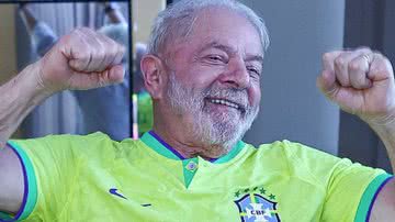 O futuro presidente Lula com a camisa da seleção - Divulgação/Redes Sociais/@ricardostuckert