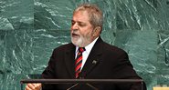 Fotografia do ex-presidente Lula durante antigo pronunciamento - Wikimedia Commons