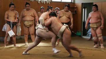 Imagem meramente ilustrativa de homens lutando sumô - Getty Images